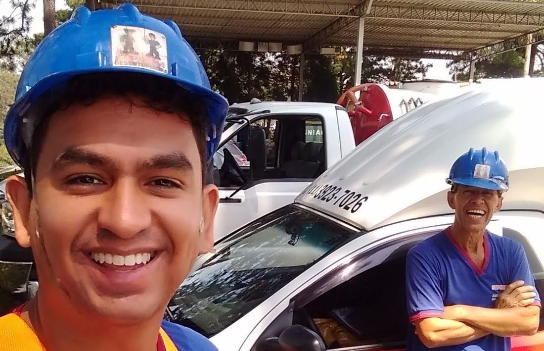 Equipe técnica da Suprema Desentupidora uniformizada com EPI