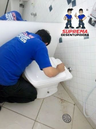 Reparo de vazamento em vaso sanitário feito pela Suprema Desentupidora